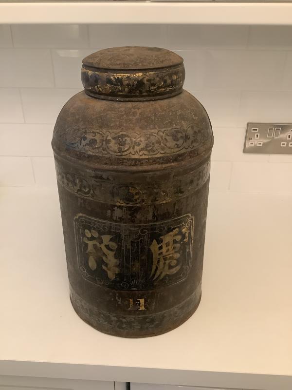 19th century large  Chinoiserie toleware tea canister