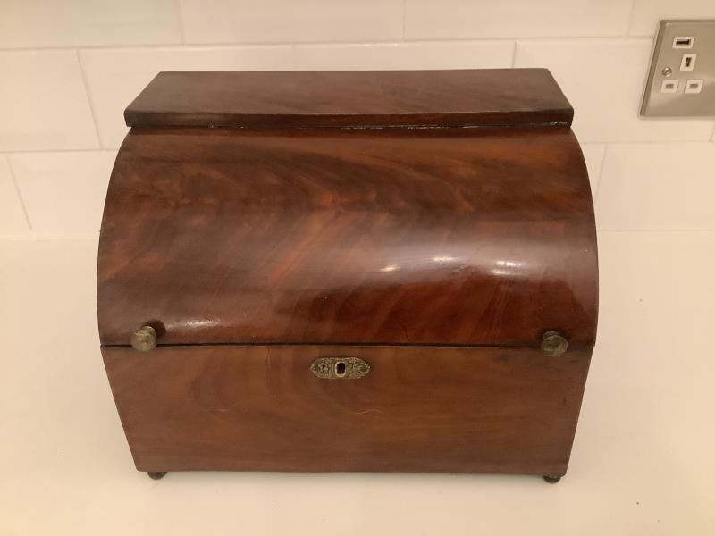 Late Georgian Mahogany decanter box .